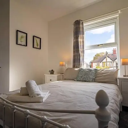 Spacious Town House Lytham St Annes Exterior photo